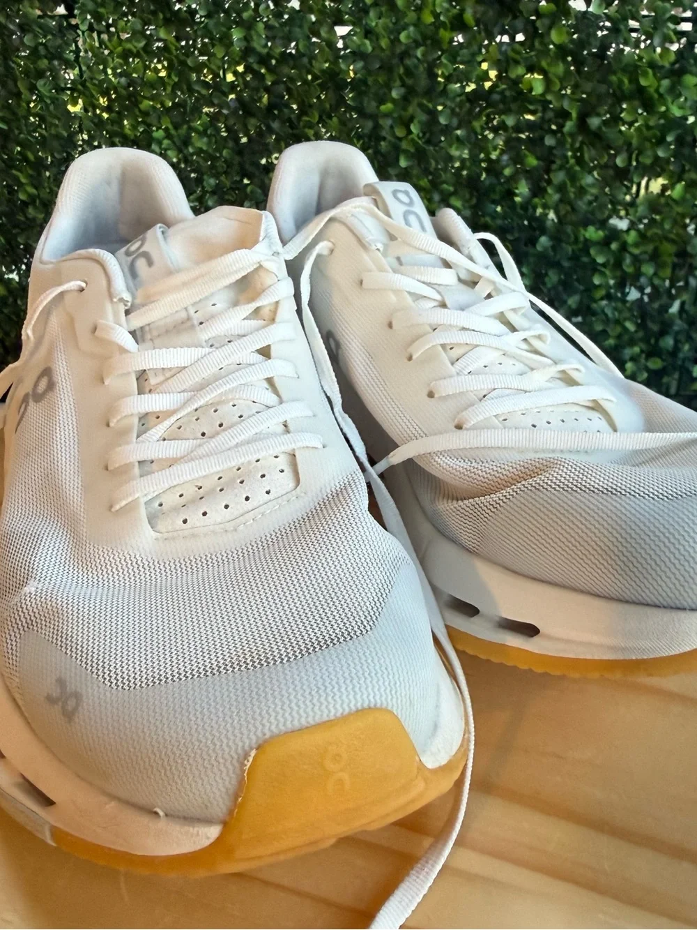 On Cloudflow 4 Men’s Size 10.5 White Hay Running Shoes